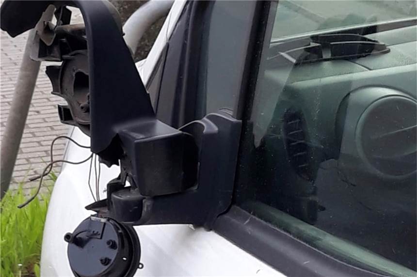 Hostedder Straße: Lkw hat Spiegel an sieben oder acht Autos abrasiert Ein solches Bild sahen die Fahrer von sieben oder acht Autos neulich an der Hostedder Straße.