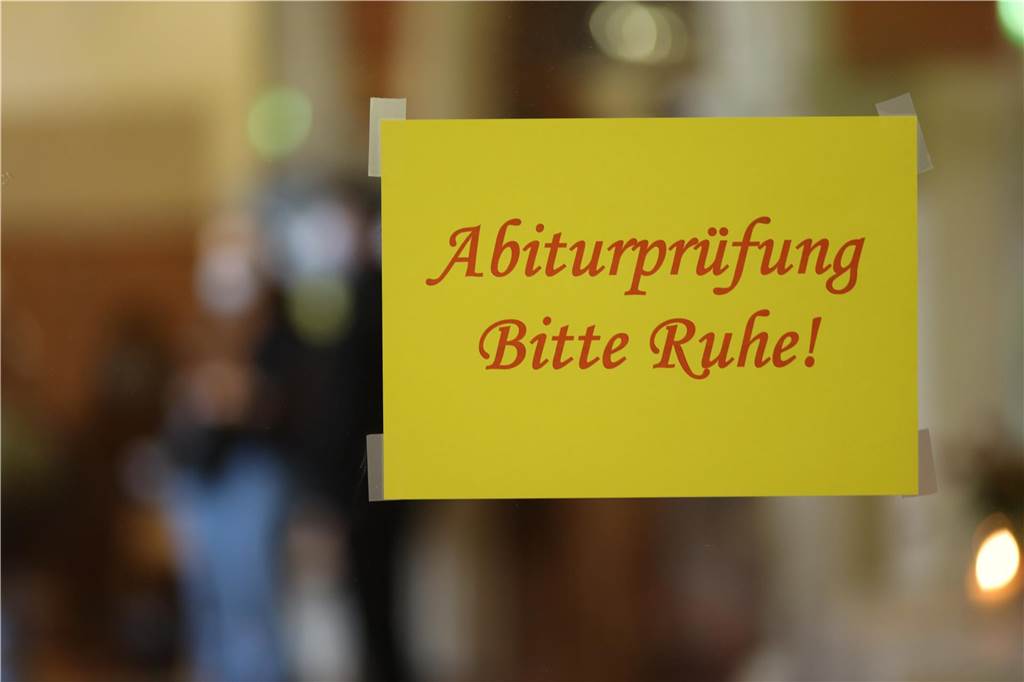 Montessori-Reformschule verzichtet doch auf gymnasiale Oberstufe Schild: "Abiturprüfung. Bitte Ruhe"