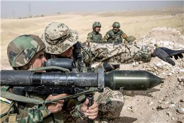Ein Soldat der Bundeswehr weist einen Angehörigen der kurdischen Peschmerga in einer Ausbildungseinrichtung nahe Erbil (Nordirak) ein. Foto: Michael Kappeler/Archiv