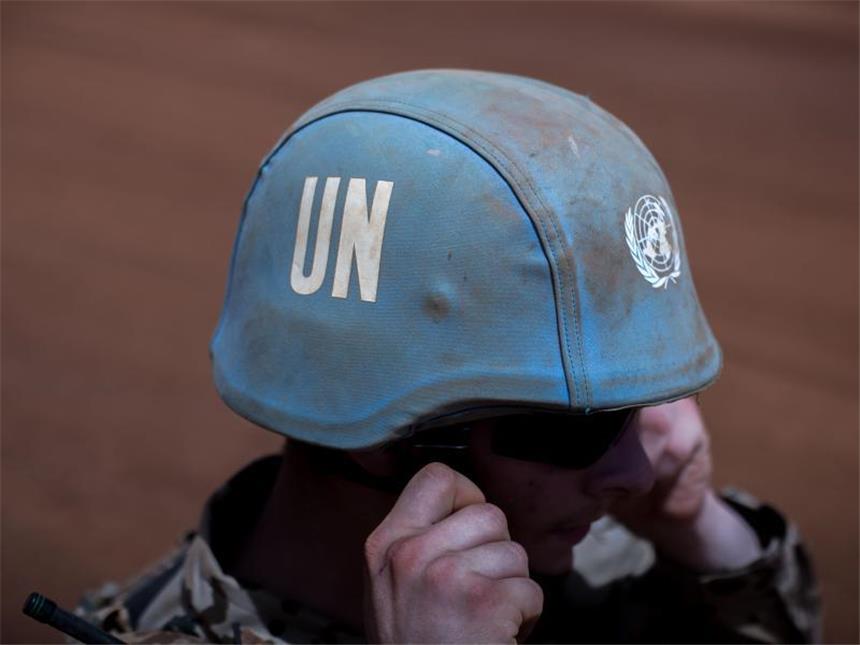 UN kürzen Etat für Friedensmissionen um 600 Millionen Dollar Ein Soldat in Mali mit einem Helm der Vereinten Nationen. Die UN haben ihr Budget für Friedensmissionen um 600 Millionen Dollar gekürzt. Foto: Michael Kappeler