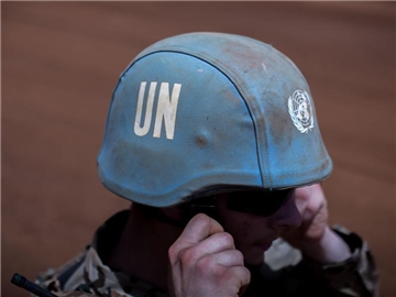 Ein Soldat in Mali mit einem Helm der Vereinten Nationen. Die UN haben ihr Budget für Friedensmissionen um 600 Millionen Dollar gekürzt. Foto: Michael Kappeler