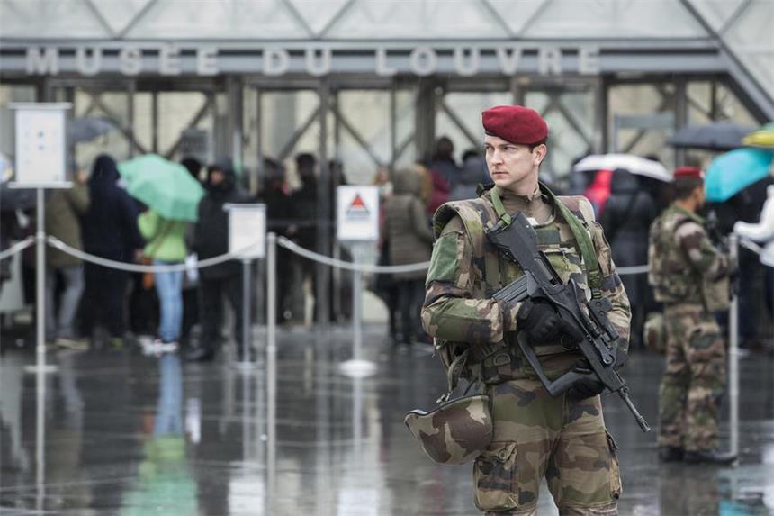 Pariser Macheten-Angreifer verweigert Aussage Ein Soldat patrouilliert nach dem Macheten-Angriff auf Soldaten beim Louvre. Das Louvre hat seine Türen wieder geöffnet.