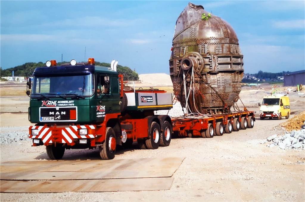 Was die Thomasbirne am Phoenix-See für die Hörder Geschichte bedeutet Ein Spezialtransporter fährt die aufrecht stehende Thomasbirne auf unebener Fahrbahn durch den noch nicht gefluteten Phoenix-See.