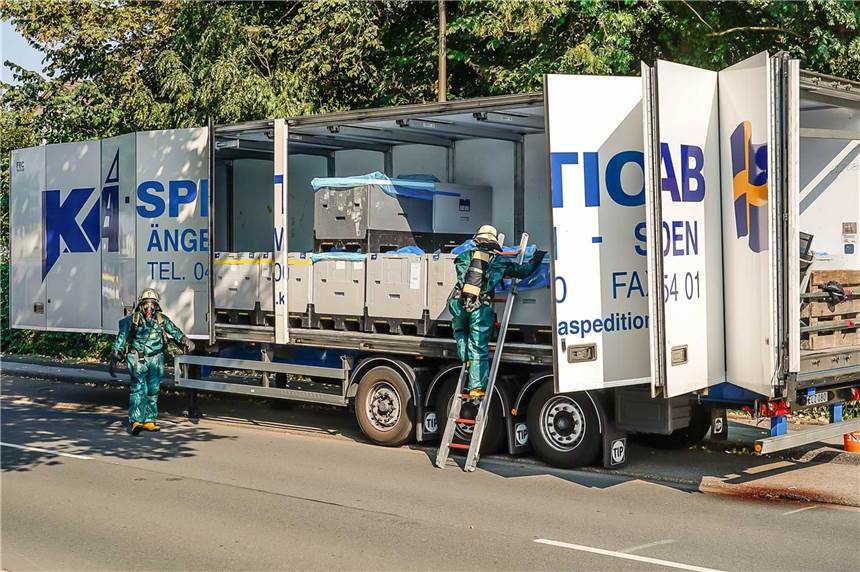 Die kaputte Kühlung eines Transporters ruft die ABC-Einheit der Feuerwehr auf den Plan Ein Spezialtrupp untersucht den Kühltransporter.