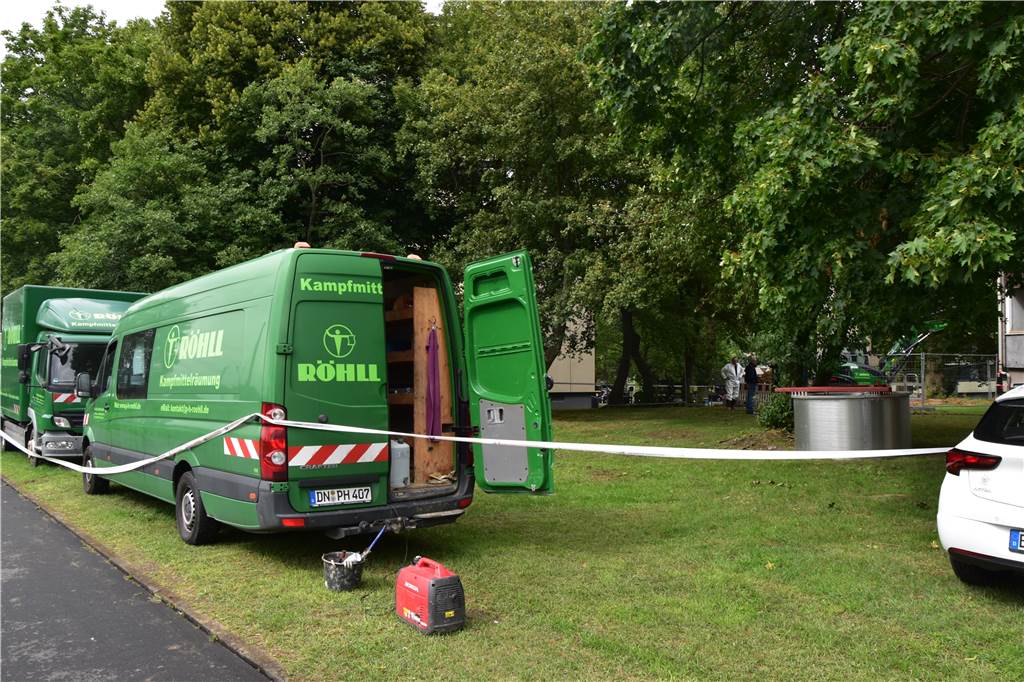 2000 Dortmunder mussten aus Wohnungen raus: Zwei Blindgänger entschärft Ein spezieller Kampfmittelräumdienst war im Einsatz.