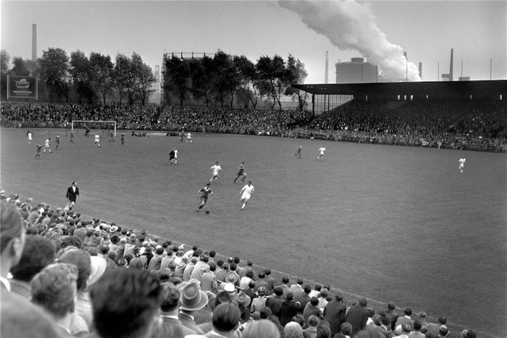 Schalke 04 als Vorbild: Bewegende Szenen des Ruhrgebietsfußballs Die Glückauf-Kampfbahn in Gelsenkirchen im Jahr 1955.