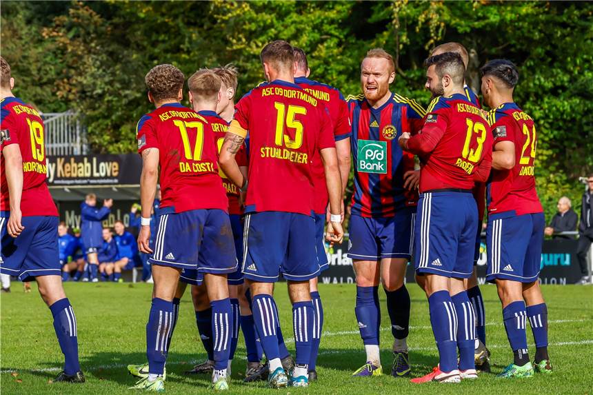Trainer gibt auf, Torwart beklagt „Dummheit“ und Spieler gehen: Die Geschichten vom Freitag Ein Spieler des ASC Dortmund muss seine Karriere beenden.