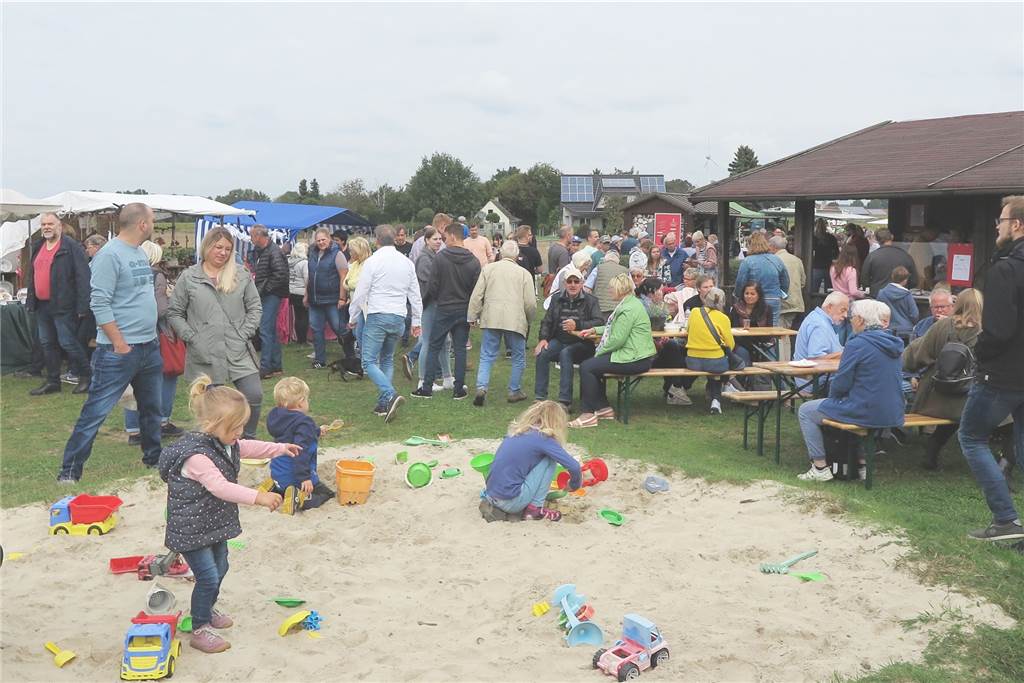 Bestener Bauernmarkt: Von Alpakas bis Zwergrhododendron Ein Spielplatz stand für die jüngsten Besucher zur Verfügung.