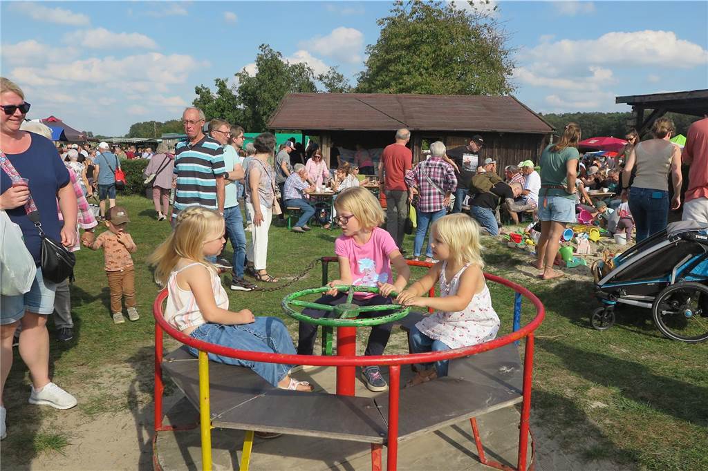 Besterner Bauernmarkt: Viele Besucher strömten zum Sonnenhof Ein Spielplatz stand für die jüngsten Besucher zur Verfügung.