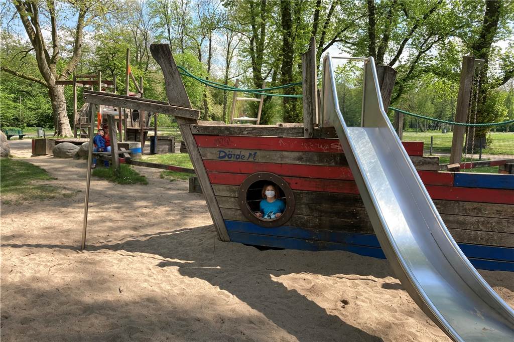 Riesige Spiel-Landschaft mit viel Grün, Wasser und Geschichte im Video-Check Ein Spielschiff steht im Mittelpunkt des Kleinkinderspielplatzes im Fredenbaumpark.
