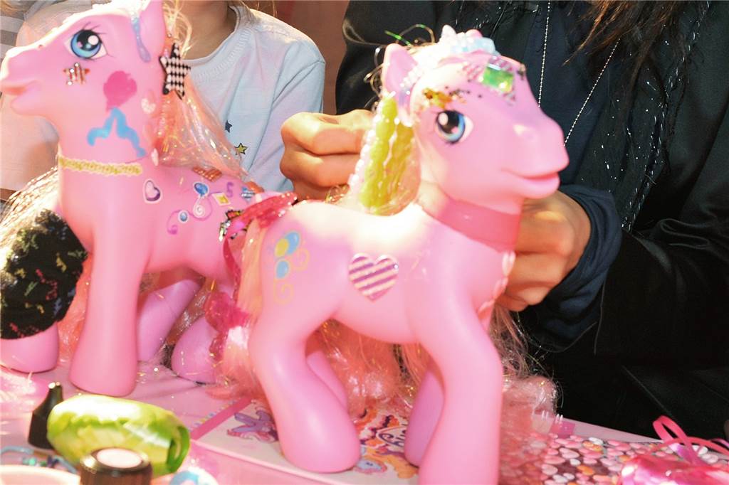 Ein Spielzeug ähnlich wie dieses „My little Pony“ bekam eine Facebook-Userin zu Weihnachten geschenkt. Das Regina-Regenbogen-Pferd konnte man seinerzeit gar nicht so leicht kaufen.