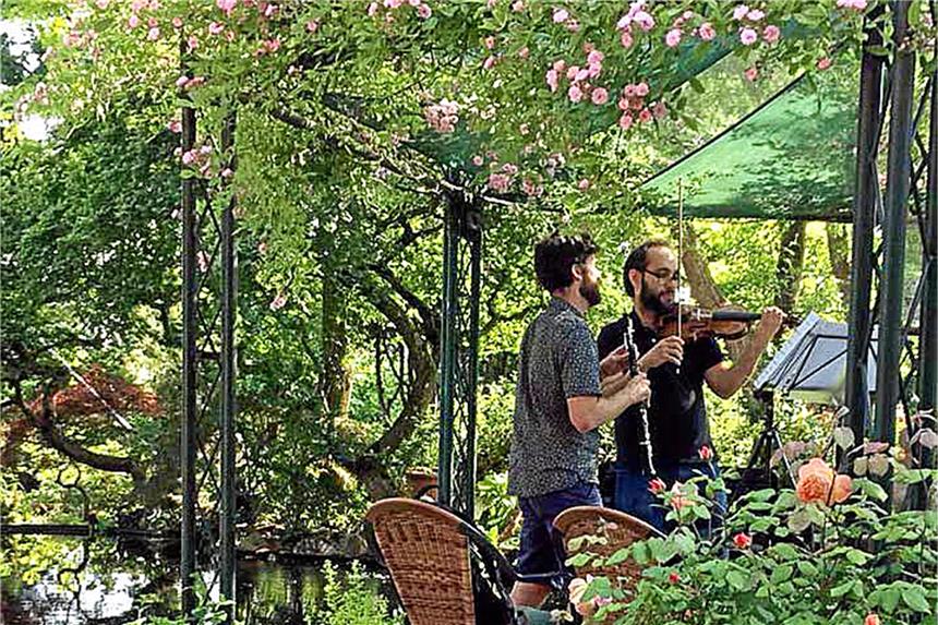 Das Ehepaar Grubendorfer hat einen Garten für Gäste Ein Spontan-Konzert gab es im Garten. Foto: Niehaus
