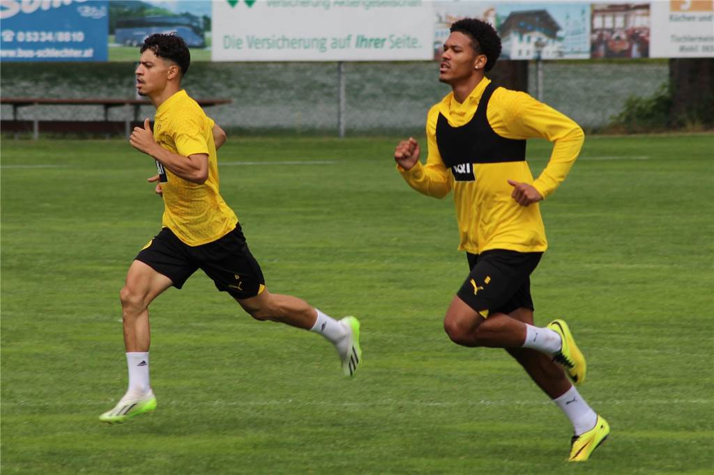 Justin Butler startet bei der BVB-U23 mit klarem Auftrag: „Ein gewisser Druck ist immer da“ Ayman Azhil liefert sich ein Laufduell mit Justin Butler.