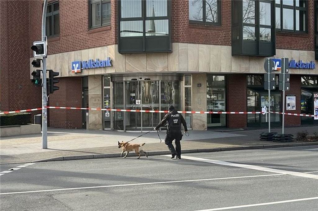 Bombendrohung: Polizeieinsatz in der Innenstadt in Dorsten Ein Spürhund soll in der Volksbank prüfen, ob tatsächlich eine Bombe platziert wurde.
