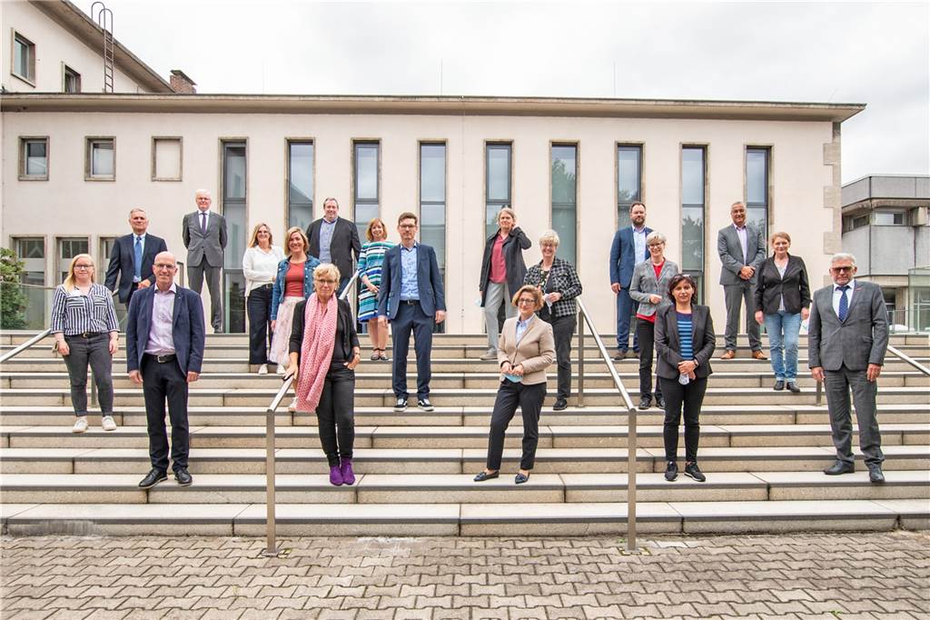 Über 1.000 freie Stellen: Dortmund fehlen wegen Corona die Azubis Ein städtischer Beirat will das Problem der fehlenden Azubis lösen. Dabei sind Schuldezernentin Daniela Schneckenburger (vorne, zweite v. li.), Heike Bettermann (Vorsitzende der Agentur für Arbeit Dortmund, vorne, dritte v. li.) und Holger Nolte (Schulrat im Schulamt für die Stadt Dortmund, vorne links).
