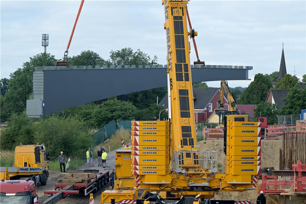 300 Tonnen Stahlträger für Lippebrücke zwischen Olfen und Ahsen Ein Stahlträger ist etwa 31 Meter lang.