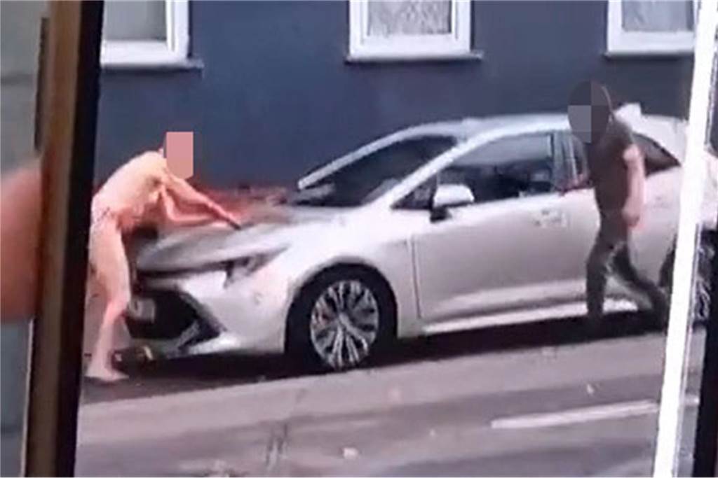 Versuchter Totschlag: Handy-Video zeigt Messerangriff auf Bochumer Straße Standbild eines Handy-Videos zeigt das fast vollständig unbekleidete Opfer und den mutmaßlichen Täter mit einem Messer in der Hand auf offener Bochumer Straße in Recklinghausen.