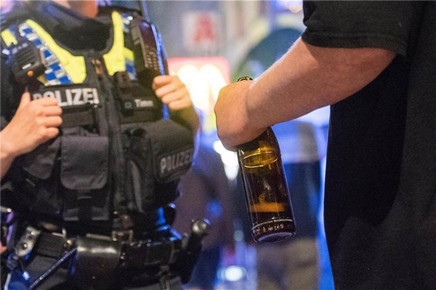 Alkoholisierter Mann (24) beleidigt Taxifahrer und Polizeibeamte massiv Ein stark alkoholisierter Mann (24) hat am frühen Sonntagmorgen Polizeibeamte und Taxisfahrer massiv beleidigt.