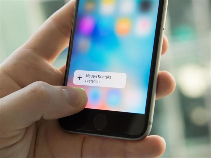 Neuheiten von Apple: Das iPhone 6S und 6S Plus im Test Ein starker Druck auf das Telefon-Symbol reicht auf den neuen iPhones aus, um einen neuen Eintrag ins Adressbuch anzulegen. Foto: Andrea Warnecke
