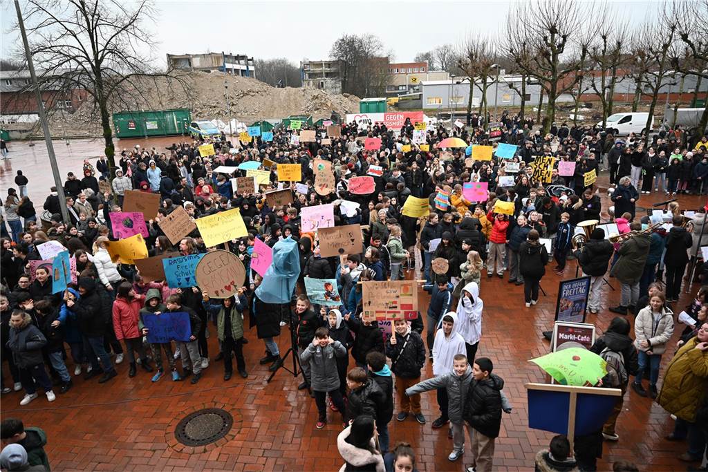Gesamtschüler setzten deutliches Zeichen für Demokratie und Vielfalt Ein starkes Zeichen für Demokratie und Vielfalt zeigten in Dorsten die Schülerinnen, Schüler, Lehrerinnen und Lehrer der Gesamtschule Wulfen am Freitagmorgen (26.1.).