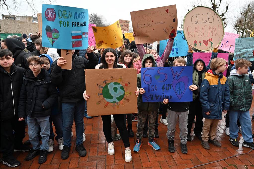 Ein starkes Zeichen für Demokratie und Vielfalt zeigten in Dorsten die Schülerinnen, Schüler, Lehrerinnen und Lehrer der Gesamtschule Wulfen am Freitagmorgen (26.1.).