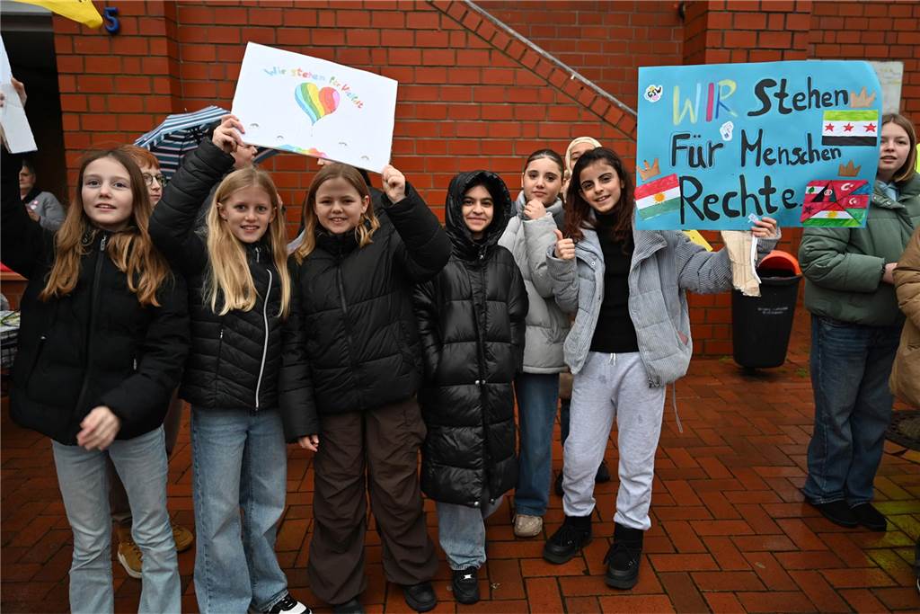 Ein starkes Zeichen für Demokratie und Vielfalt zeigten in Dorsten die Schülerinnen, Schüler, Lehrerinnen und Lehrer der Gesamtschule Wulfen am Freitagmorgen (26.1.).