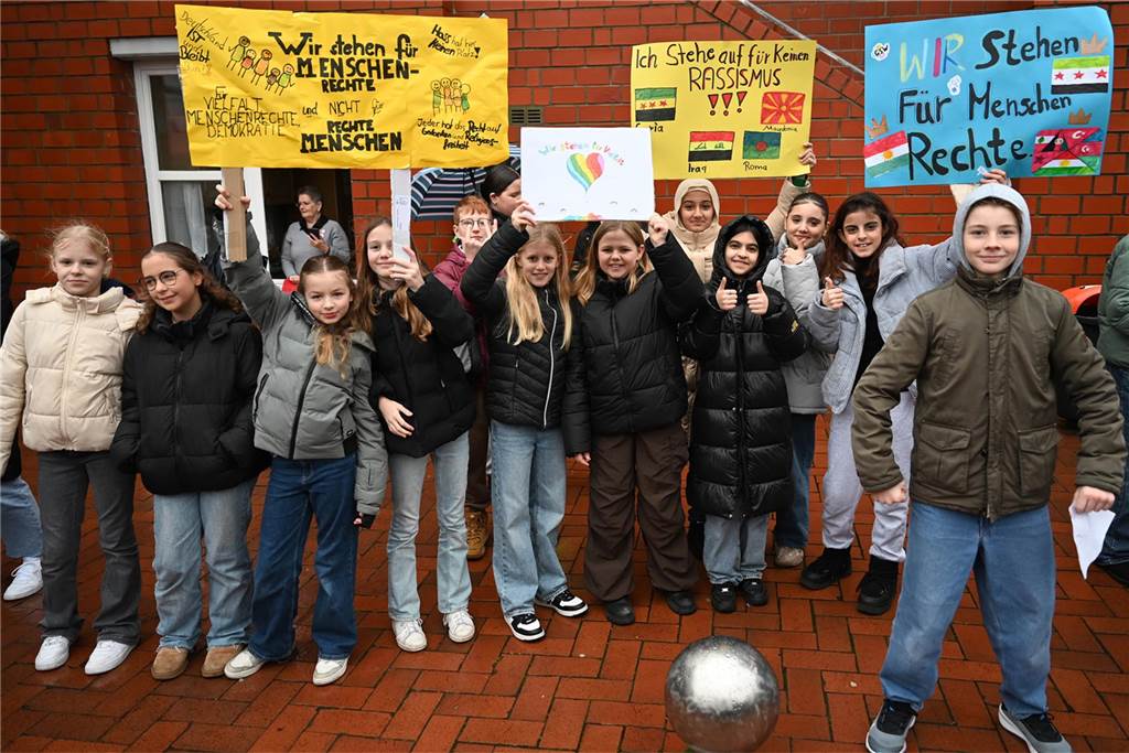 Ein starkes Zeichen für Demokratie und Vielfalt zeigten in Dorsten die Schülerinnen, Schüler, Lehrerinnen und Lehrer der Gesamtschule Wulfen am Freitagmorgen (26.1.).