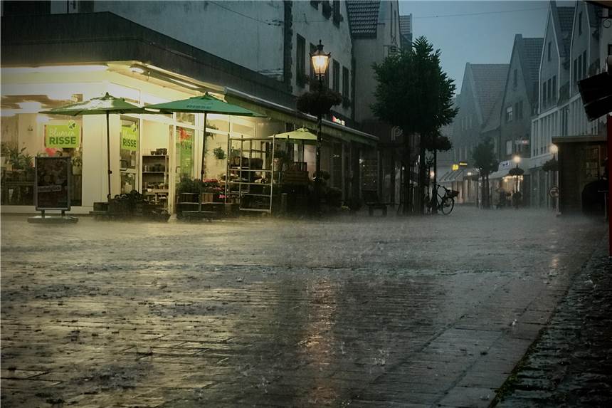 Ein Starkregen-Schauer ging am Mittwochmorgen über Haltern nieder. Der DWD warnte vor starkem Gewitter.