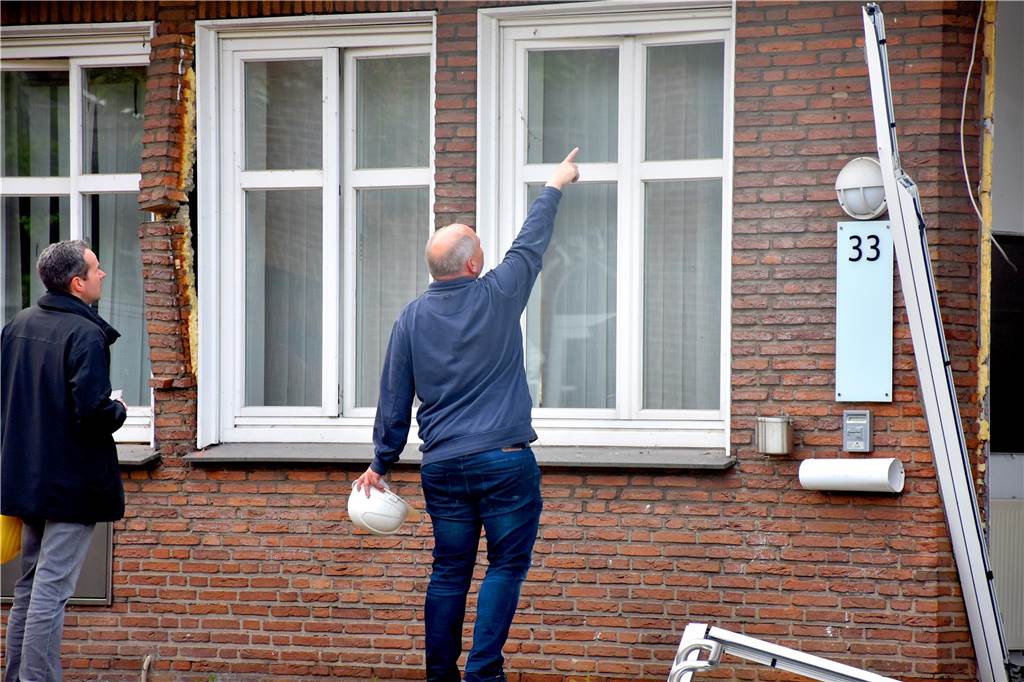 Geldautomat gesprengt: Familie wird bei Explosion in Ammeloe nicht verletzt Ein Statiker deutet auf die Schäden am Gebäude in Ammeloe. Sogar der Klinker wurde stellenweise von der Fassade abgerissen. Der Eingangsbereich musste nachher abgestützt werden.
