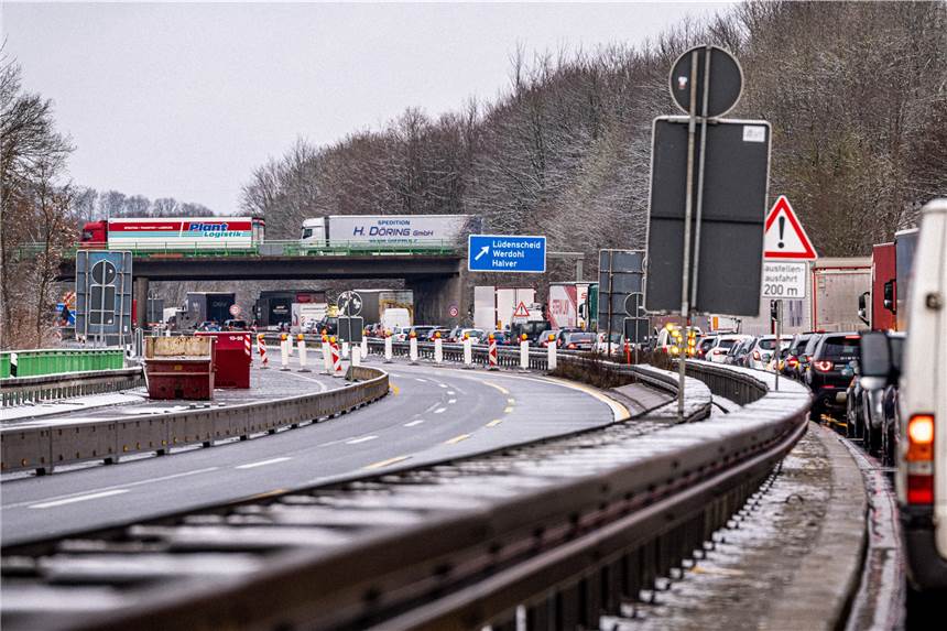 Sperrung der A45: Brücken-Neubau dauert 8 bis 10 Jahre – „Zu viel für diese Region“ Ein Stau an der Umleitung auf der Autobahn 45 an der Ausfahrt Lüdenscheid-Mitte. Die Sperrung der A45 sorgt für massive Verkehrsprobleme in der Region.