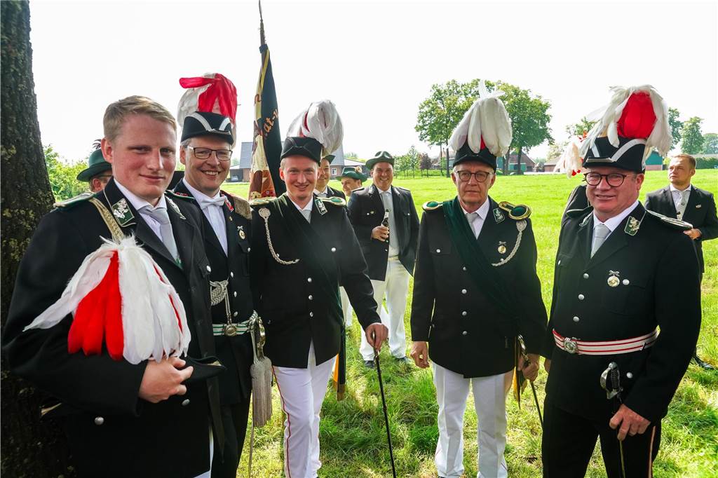 Viele Fotos vom Sternmarsch : Schützen feiern 175 Jahre Wennewick-Oldenkott Ein Sternmarsch bei Kaiserwetter mit allen Vredener Schützen- und Musikvereinen und den Spielmannszügen und Vereinen aus Rekken/NL war einer der Höhepunkte beim Jubiläumsschützenfest zum 175-Jährigen des Schützenvereins Wennewick-Oldenkott.
