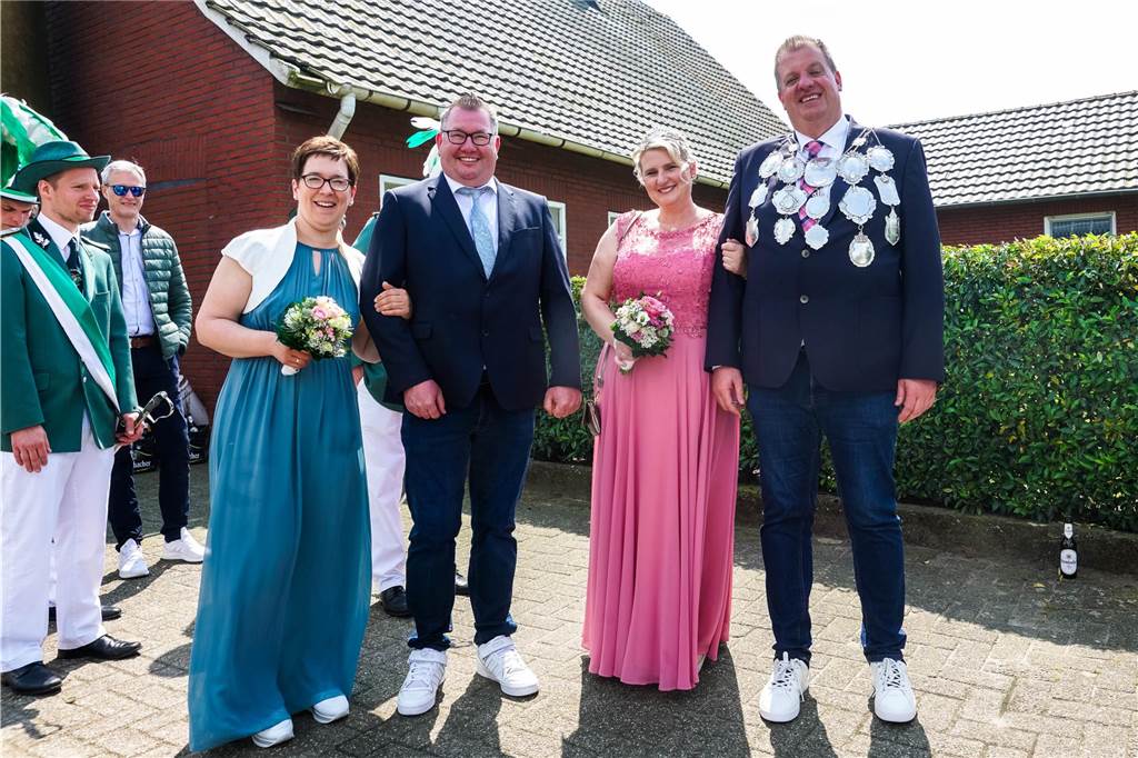 Viele Fotos vom Sternmarsch : Schützen feiern 175 Jahre Wennewick-Oldenkott Ein Sternmarsch bei Kaiserwetter mit allen Vredener Schützen- und Musikvereinen und den Spielmannszügen und Vereinen aus Rekken/NL war einer der Höhepunkte beim Jubiläumsschützenfest zum 175-Jährigen des Schützenvereins Wennewick-Oldenkott.