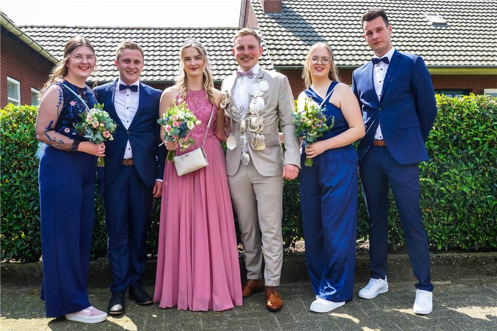 Viele Fotos vom Sternmarsch : Schützen feiern 175 Jahre Wennewick-Oldenkott Ein Sternmarsch bei Kaiserwetter mit allen Vredener Schützen- und Musikvereinen und den Spielmannszügen und Vereinen aus Rekken/NL war einer der Höhepunkte beim Jubiläumsschützenfest zum 175-Jährigen des Schützenvereins Wennewick-Oldenkott.