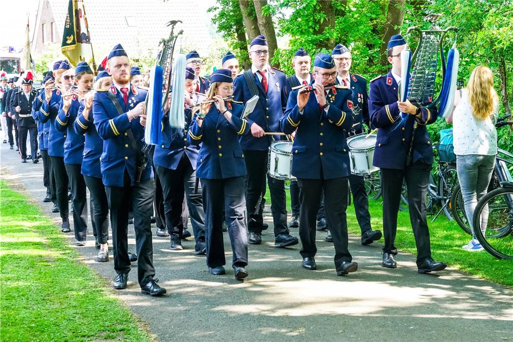 Viele Fotos vom Sternmarsch : Schützen feiern 175 Jahre Wennewick-Oldenkott Ein Sternmarsch bei Kaiserwetter mit allen Vredener Schützen- und Musikvereinen und den Spielmannszügen und Vereinen aus Rekken/NL war einer der Höhepunkte beim Jubiläumsschützenfest zum 175-Jährigen des Schützenvereins Wennewick-Oldenkott.