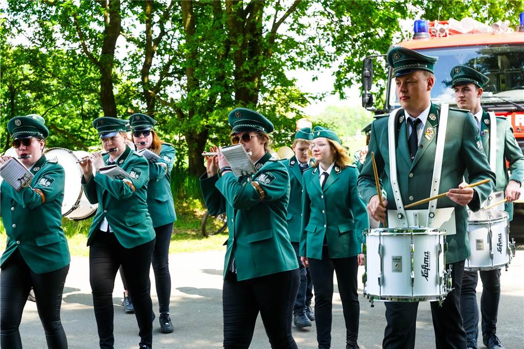 Viele Fotos vom Sternmarsch : Schützen feiern 175 Jahre Wennewick-Oldenkott Ein Sternmarsch bei Kaiserwetter mit allen Vredener Schützen- und Musikvereinen und den Spielmannszügen und Vereinen aus Rekken/NL war einer der Höhepunkte beim Jubiläumsschützenfest zum 175-Jährigen des Schützenvereins Wennewick-Oldenkott.