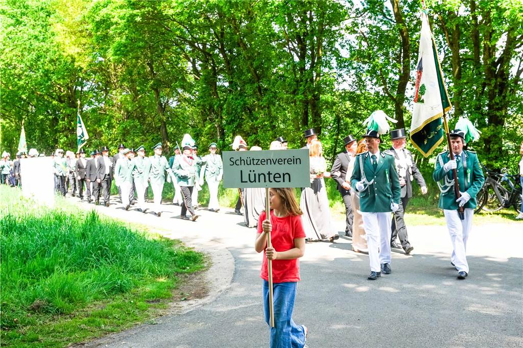 Viele Fotos vom Sternmarsch : Schützen feiern 175 Jahre Wennewick-Oldenkott Ein Sternmarsch bei Kaiserwetter mit allen Vredener Schützen- und Musikvereinen und den Spielmannszügen und Vereinen aus Rekken/NL war einer der Höhepunkte beim Jubiläumsschützenfest zum 175-Jährigen des Schützenvereins Wennewick-Oldenkott.