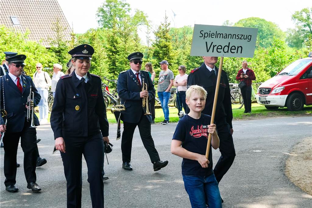 Viele Fotos vom Sternmarsch : Schützen feiern 175 Jahre Wennewick-Oldenkott Ein Sternmarsch bei Kaiserwetter mit allen Vredener Schützen- und Musikvereinen und den Spielmannszügen und Vereinen aus Rekken/NL war einer der Höhepunkte beim Jubiläumsschützenfest zum 175-Jährigen des Schützenvereins Wennewick-Oldenkott.