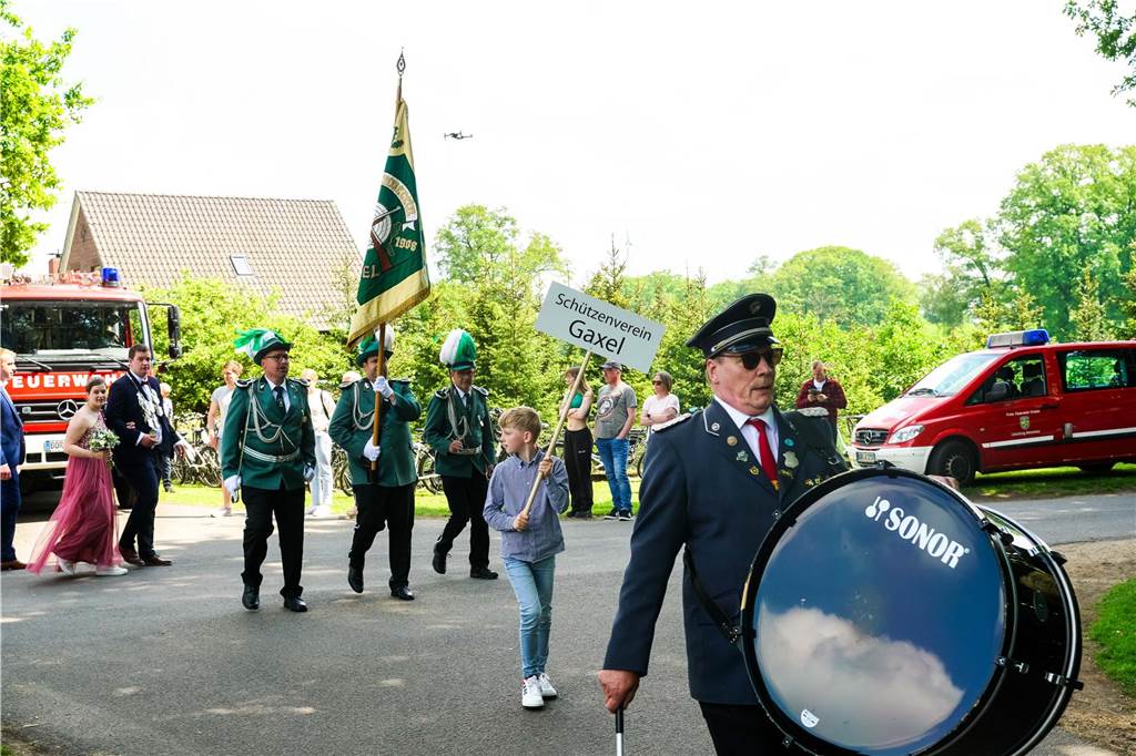 Viele Fotos vom Sternmarsch : Schützen feiern 175 Jahre Wennewick-Oldenkott Ein Sternmarsch bei Kaiserwetter mit allen Vredener Schützen- und Musikvereinen und den Spielmannszügen und Vereinen aus Rekken/NL war einer der Höhepunkte beim Jubiläumsschützenfest zum 175-Jährigen des Schützenvereins Wennewick-Oldenkott.