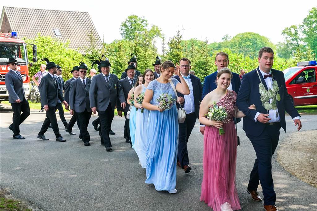 Viele Fotos vom Sternmarsch : Schützen feiern 175 Jahre Wennewick-Oldenkott Ein Sternmarsch bei Kaiserwetter mit allen Vredener Schützen- und Musikvereinen und den Spielmannszügen und Vereinen aus Rekken/NL war einer der Höhepunkte beim Jubiläumsschützenfest zum 175-Jährigen des Schützenvereins Wennewick-Oldenkott.