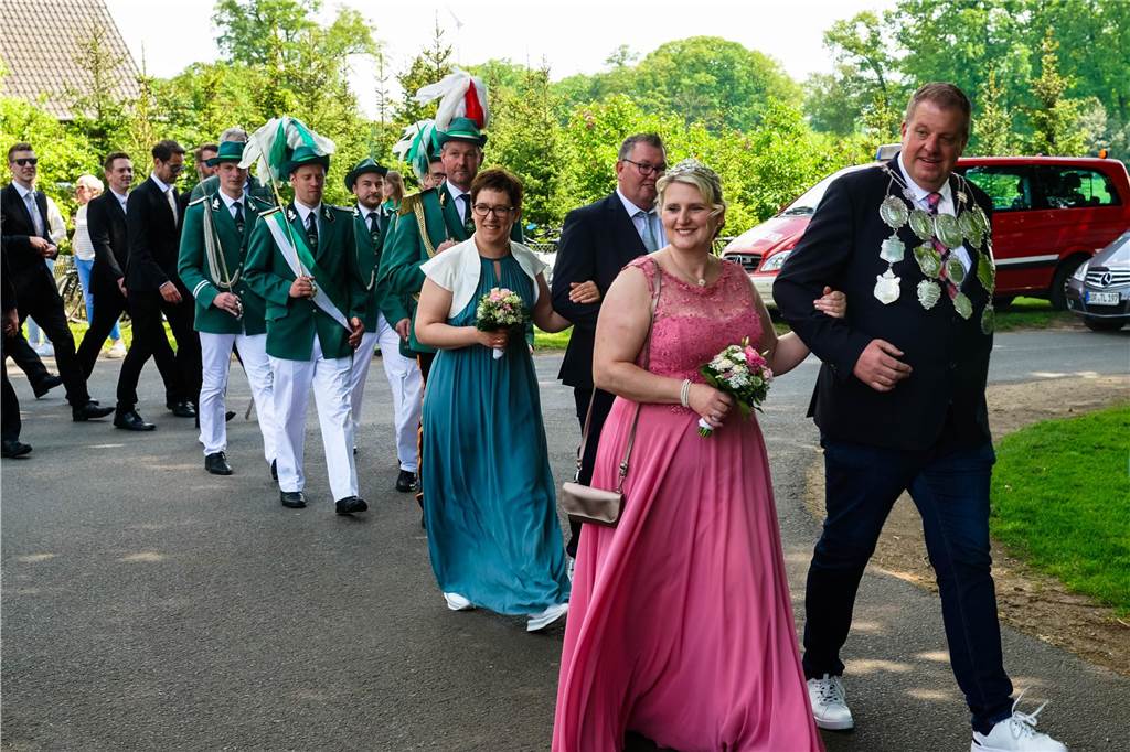 Viele Fotos vom Sternmarsch : Schützen feiern 175 Jahre Wennewick-Oldenkott Ein Sternmarsch bei Kaiserwetter mit allen Vredener Schützen- und Musikvereinen und den Spielmannszügen und Vereinen aus Rekken/NL war einer der Höhepunkte beim Jubiläumsschützenfest zum 175-Jährigen des Schützenvereins Wennewick-Oldenkott.