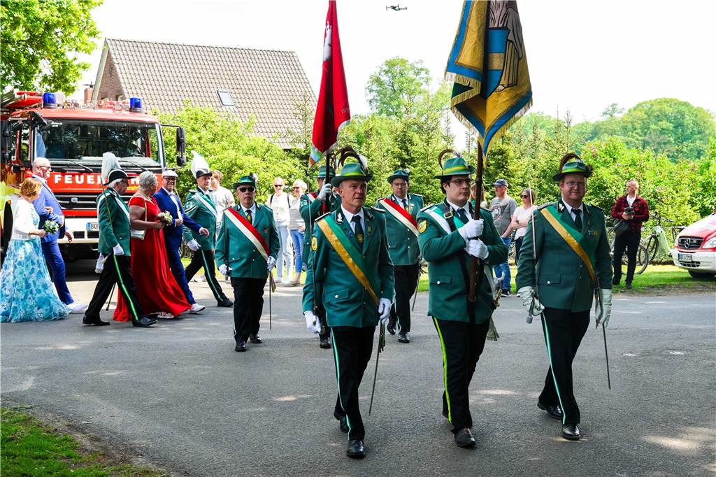 Viele Fotos vom Sternmarsch : Schützen feiern 175 Jahre Wennewick-Oldenkott Ein Sternmarsch bei Kaiserwetter mit allen Vredener Schützen- und Musikvereinen und den Spielmannszügen und Vereinen aus Rekken/NL war einer der Höhepunkte beim Jubiläumsschützenfest zum 175-Jährigen des Schützenvereins Wennewick-Oldenkott.