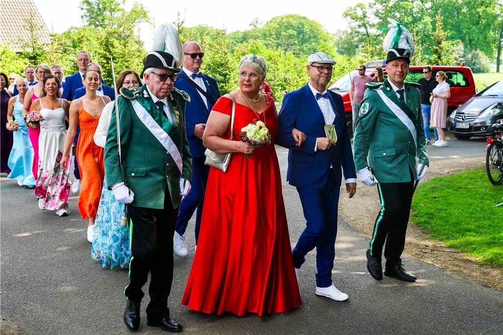 Viele Fotos vom Sternmarsch : Schützen feiern 175 Jahre Wennewick-Oldenkott Ein Sternmarsch bei Kaiserwetter mit allen Vredener Schützen- und Musikvereinen und den Spielmannszügen und Vereinen aus Rekken/NL war einer der Höhepunkte beim Jubiläumsschützenfest zum 175-Jährigen des Schützenvereins Wennewick-Oldenkott.