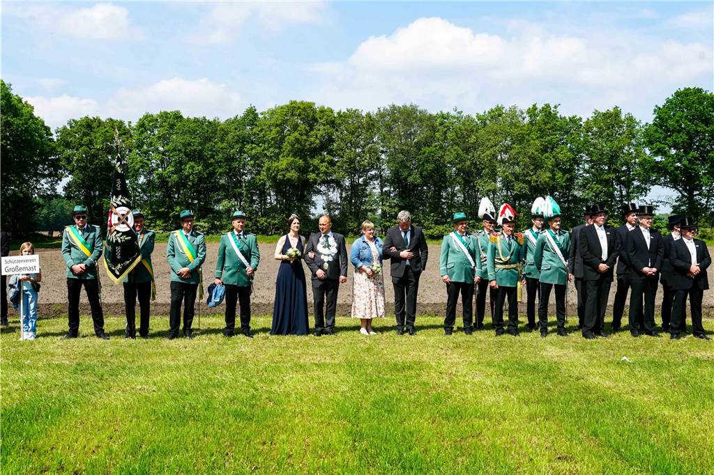Viele Fotos vom Sternmarsch : Schützen feiern 175 Jahre Wennewick-Oldenkott Ein Sternmarsch bei Kaiserwetter mit allen Vredener Schützen- und Musikvereinen und den Spielmannszügen und Vereinen aus Rekken/NL war einer der Höhepunkte beim Jubiläumsschützenfest zum 175-Jährigen des Schützenvereins Wennewick-Oldenkott.