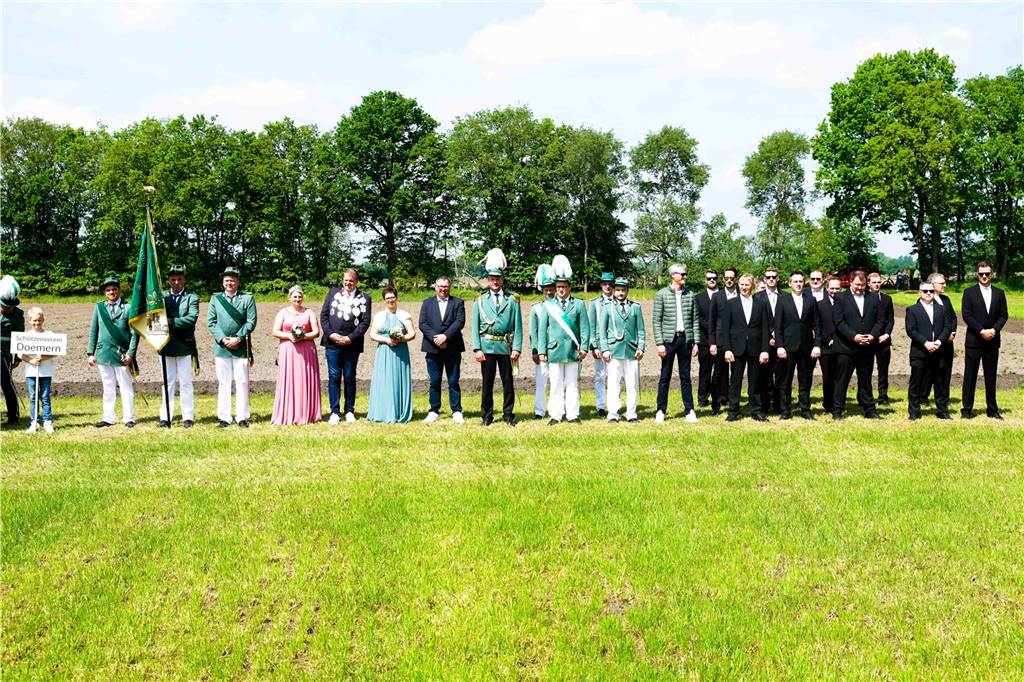 Viele Fotos vom Sternmarsch : Schützen feiern 175 Jahre Wennewick-Oldenkott Ein Sternmarsch bei Kaiserwetter mit allen Vredener Schützen- und Musikvereinen und den Spielmannszügen und Vereinen aus Rekken/NL war einer der Höhepunkte beim Jubiläumsschützenfest zum 175-Jährigen des Schützenvereins Wennewick-Oldenkott.