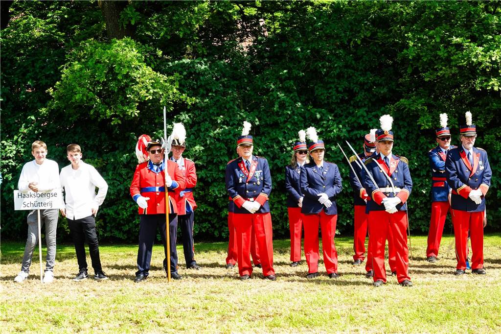 Viele Fotos vom Sternmarsch : Schützen feiern 175 Jahre Wennewick-Oldenkott Ein Sternmarsch bei Kaiserwetter mit allen Vredener Schützen- und Musikvereinen und den Spielmannszügen und Vereinen aus Rekken/NL war einer der Höhepunkte beim Jubiläumsschützenfest zum 175-Jährigen des Schützenvereins Wennewick-Oldenkott.