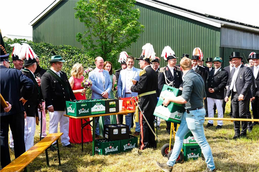 Viele Fotos vom Sternmarsch : Schützen feiern 175 Jahre Wennewick-Oldenkott Ein Sternmarsch bei Kaiserwetter mit allen Vredener Schützen- und Musikvereinen und den Spielmannszügen und Vereinen aus Rekken/NL war einer der Höhepunkte beim Jubiläumsschützenfest zum 175-Jährigen des Schützenvereins Wennewick-Oldenkott.