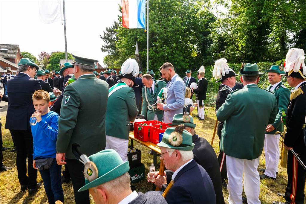 Viele Fotos vom Sternmarsch : Schützen feiern 175 Jahre Wennewick-Oldenkott Ein Sternmarsch bei Kaiserwetter mit allen Vredener Schützen- und Musikvereinen und den Spielmannszügen und Vereinen aus Rekken/NL war einer der Höhepunkte beim Jubiläumsschützenfest zum 175-Jährigen des Schützenvereins Wennewick-Oldenkott.