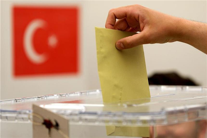 Rekordbeteiligung bei Türkei-Wahl in Deutschland Ein Stimmzettel wird in eine Urne geworfen. Foto: Oliver Berg