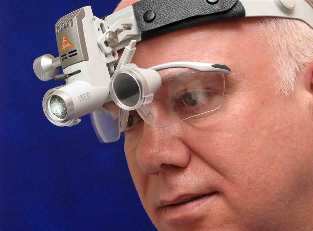 Dr. Onnebrink geht in den Ruhestand: Praxis bleibt in Familienhand Ein Stirnmikroskop hatte Dr. Gerhard Onnebrink eigens für den Hilfseinsatz in Indien gekauft. Im Morning-Star-Krankenhaus in Adimali behandelte er 2010 eine Woche lang unentgeltlich die Ärmsten der Armen.