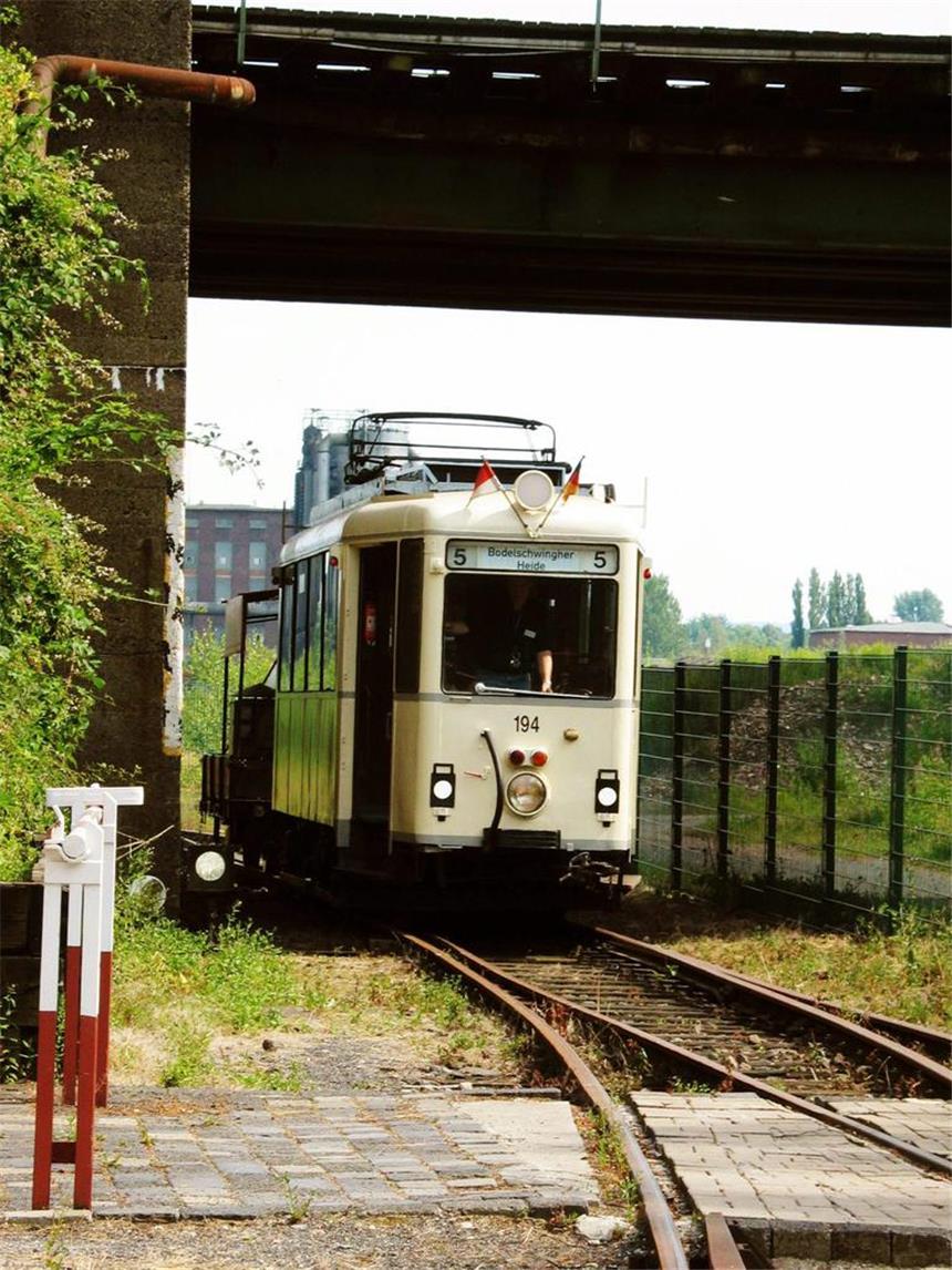 Neue Endstation für historische Hansabahn geplant Ein Straßenbahn-Oldtimer in Fahrt.